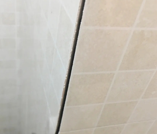 岱山瓷砖空鼓维修公司分享阳台瓷砖脱落的修复过程可以分为以下几个步骤